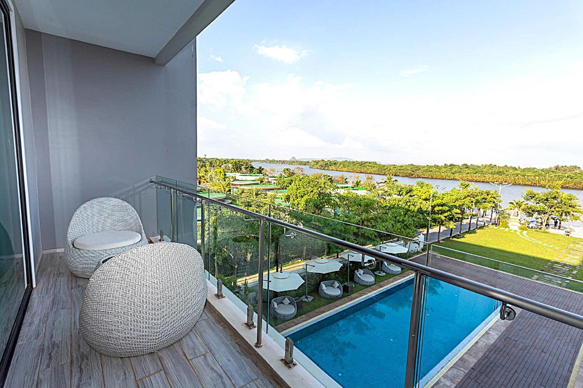 Castle Bayview Resort & Spa Kampot Exterior photo