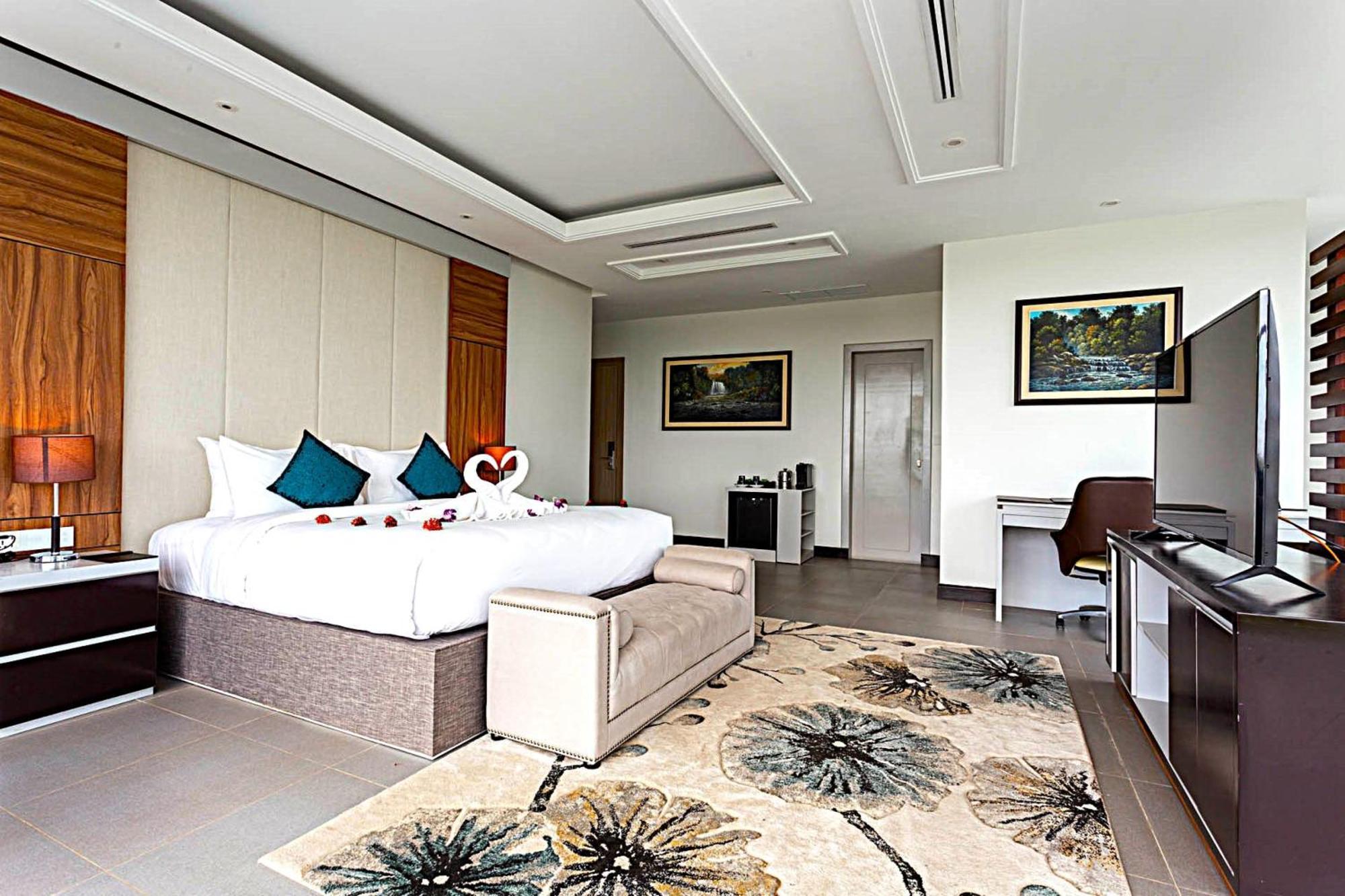 Castle Bayview Resort & Spa Kampot Exterior photo