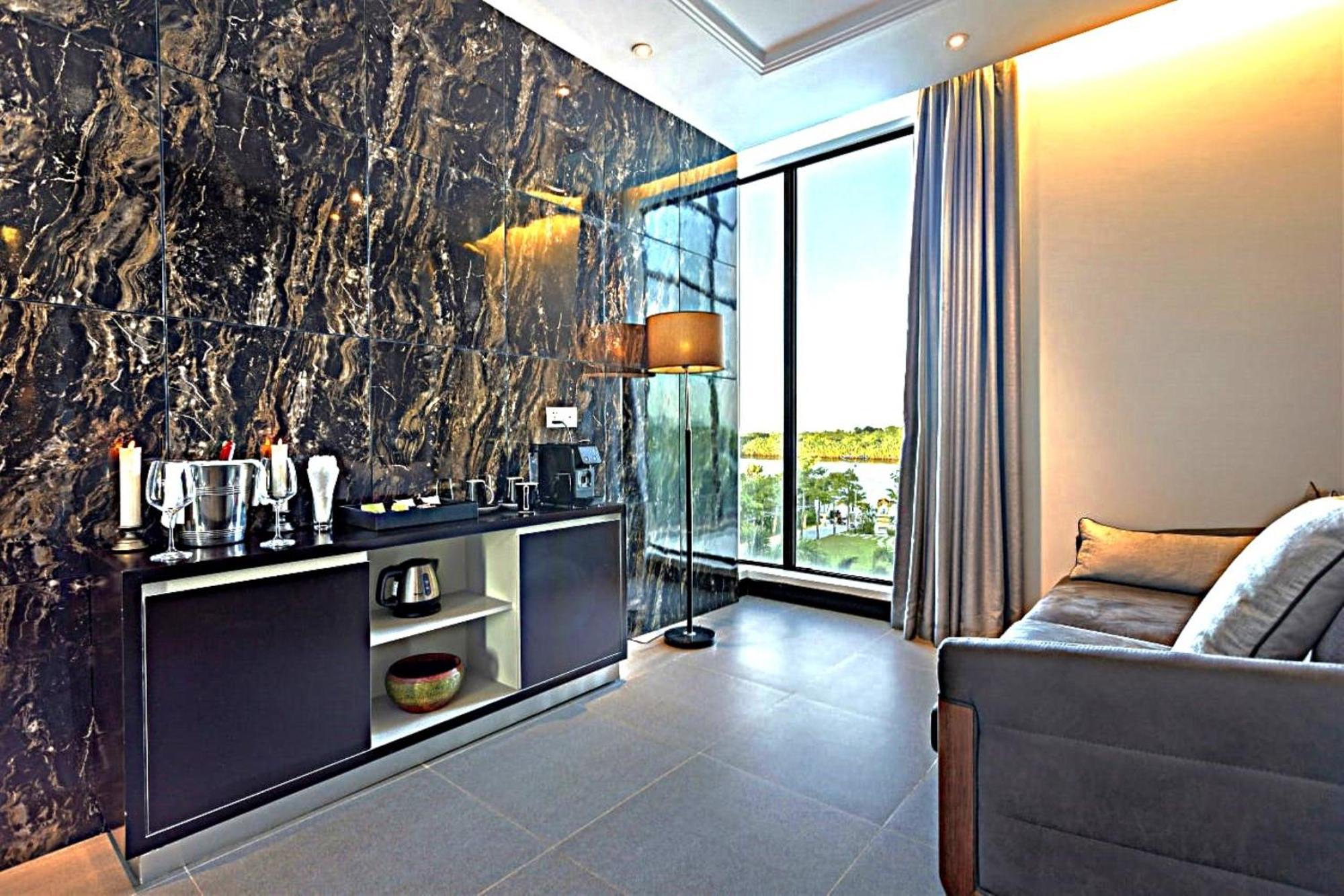 Castle Bayview Resort & Spa Kampot Exterior photo