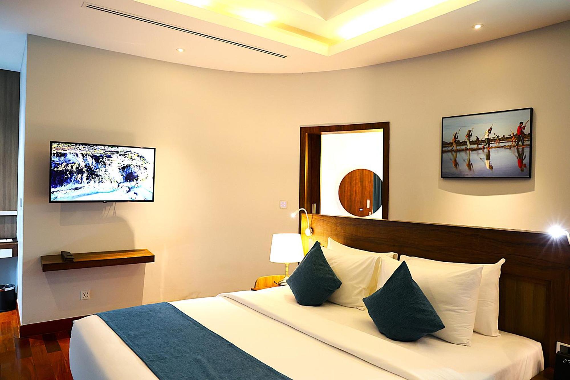Castle Bayview Resort & Spa Kampot Exterior photo