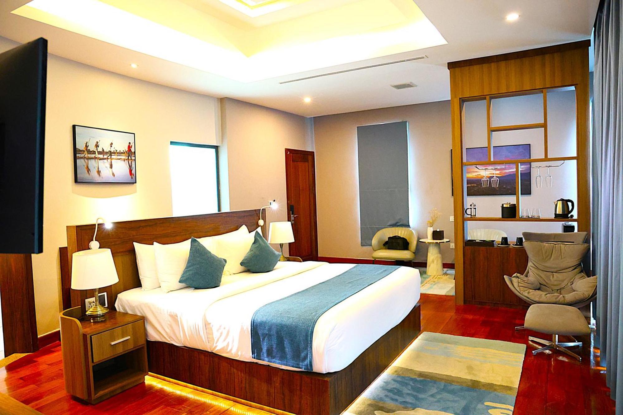 Castle Bayview Resort & Spa Kampot Exterior photo