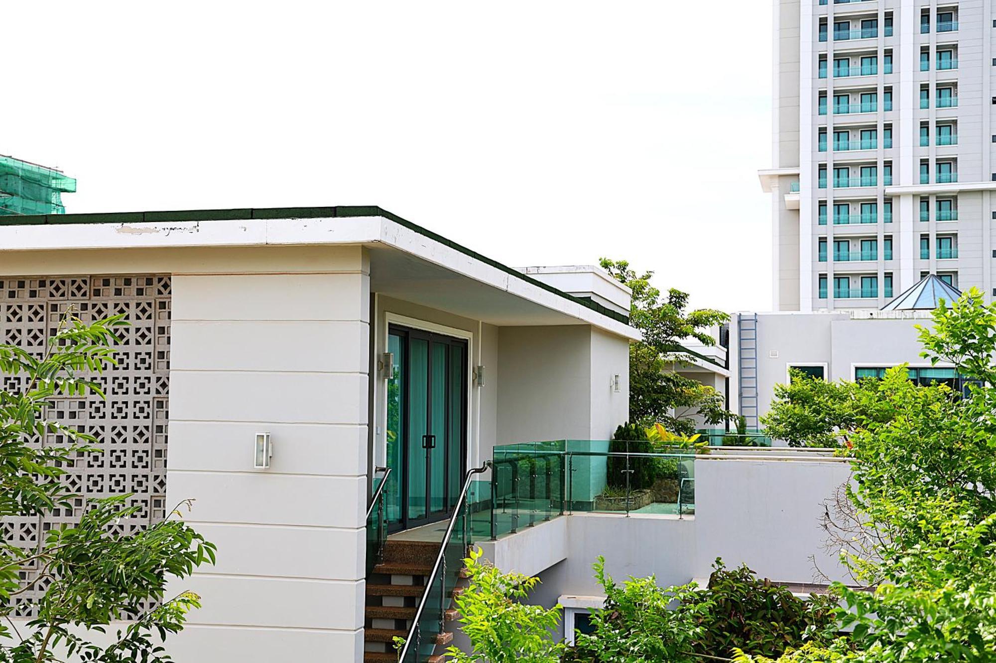 Castle Bayview Resort & Spa Kampot Exterior photo
