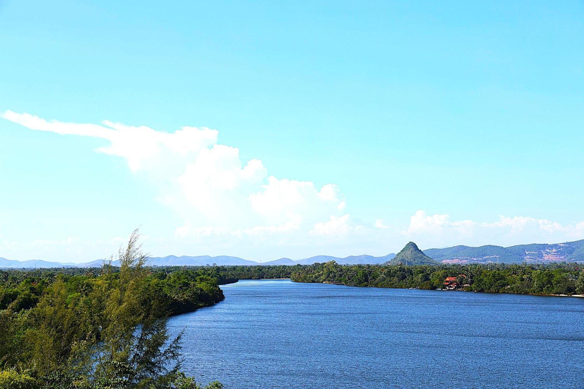 Castle Bayview Resort & Spa Kampot Exterior photo