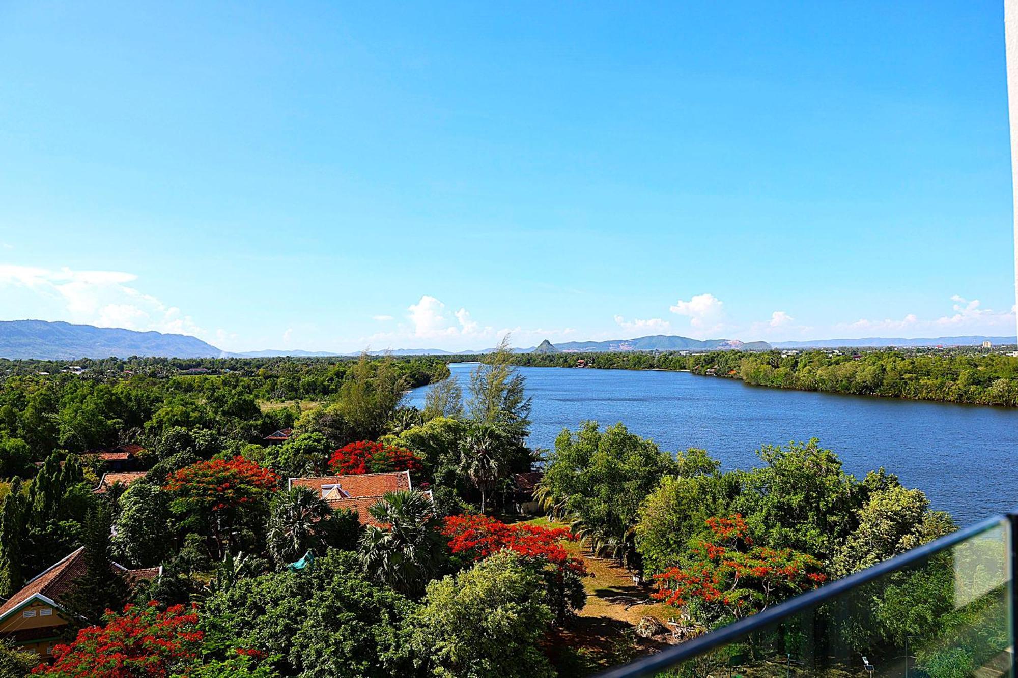 Castle Bayview Resort & Spa Kampot Exterior photo