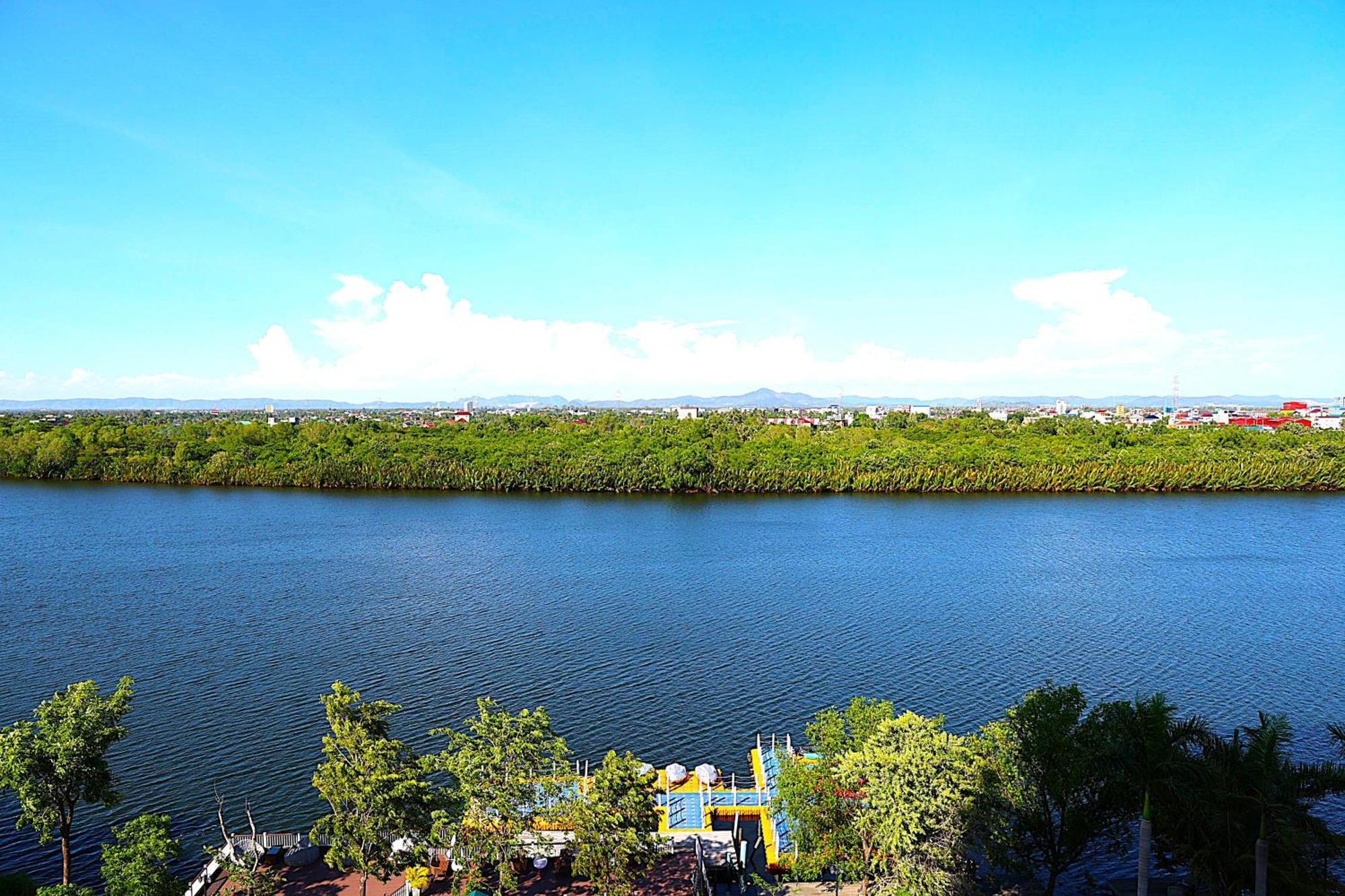 Castle Bayview Resort & Spa Kampot Exterior photo