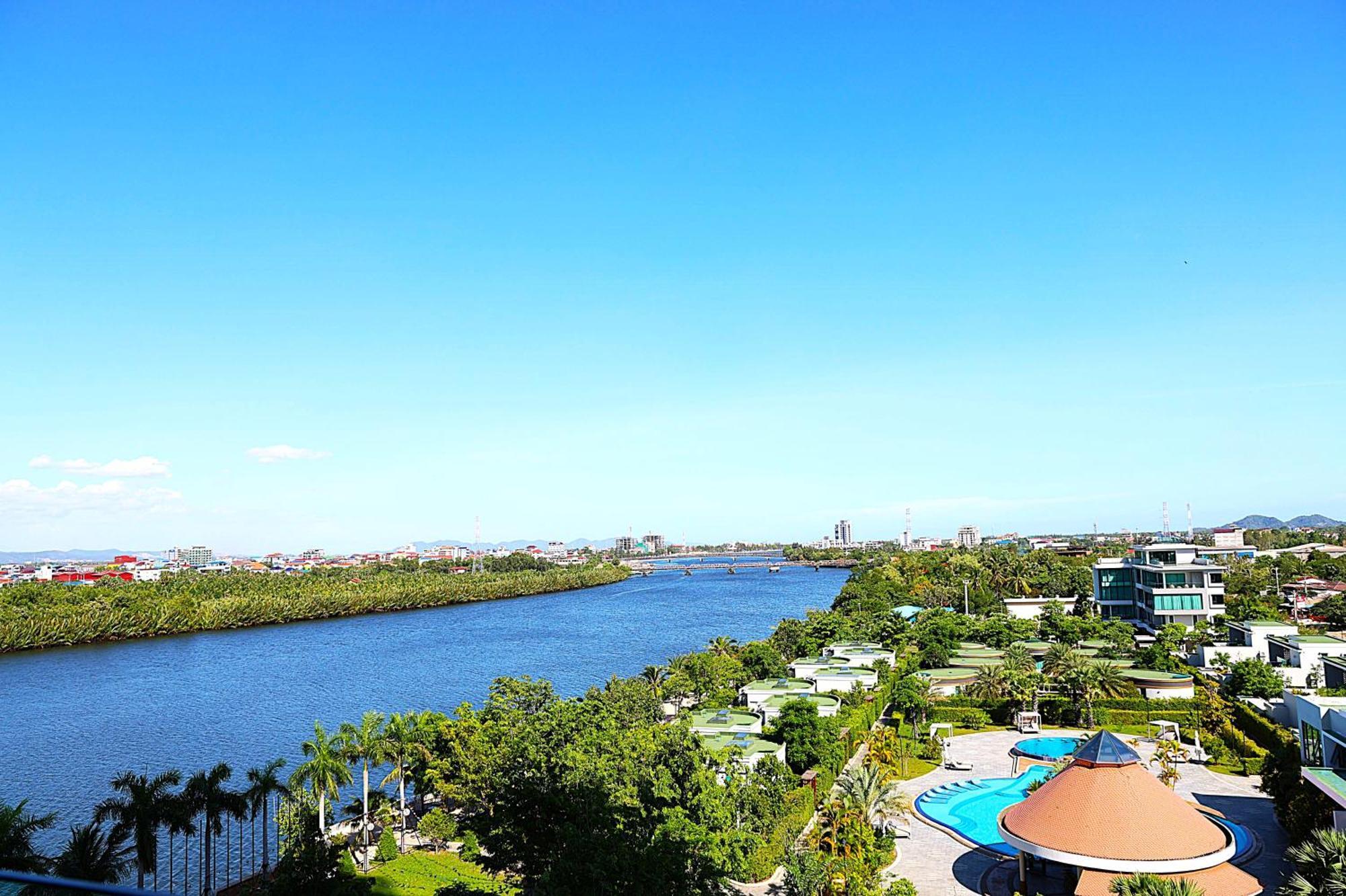 Castle Bayview Resort & Spa Kampot Exterior photo