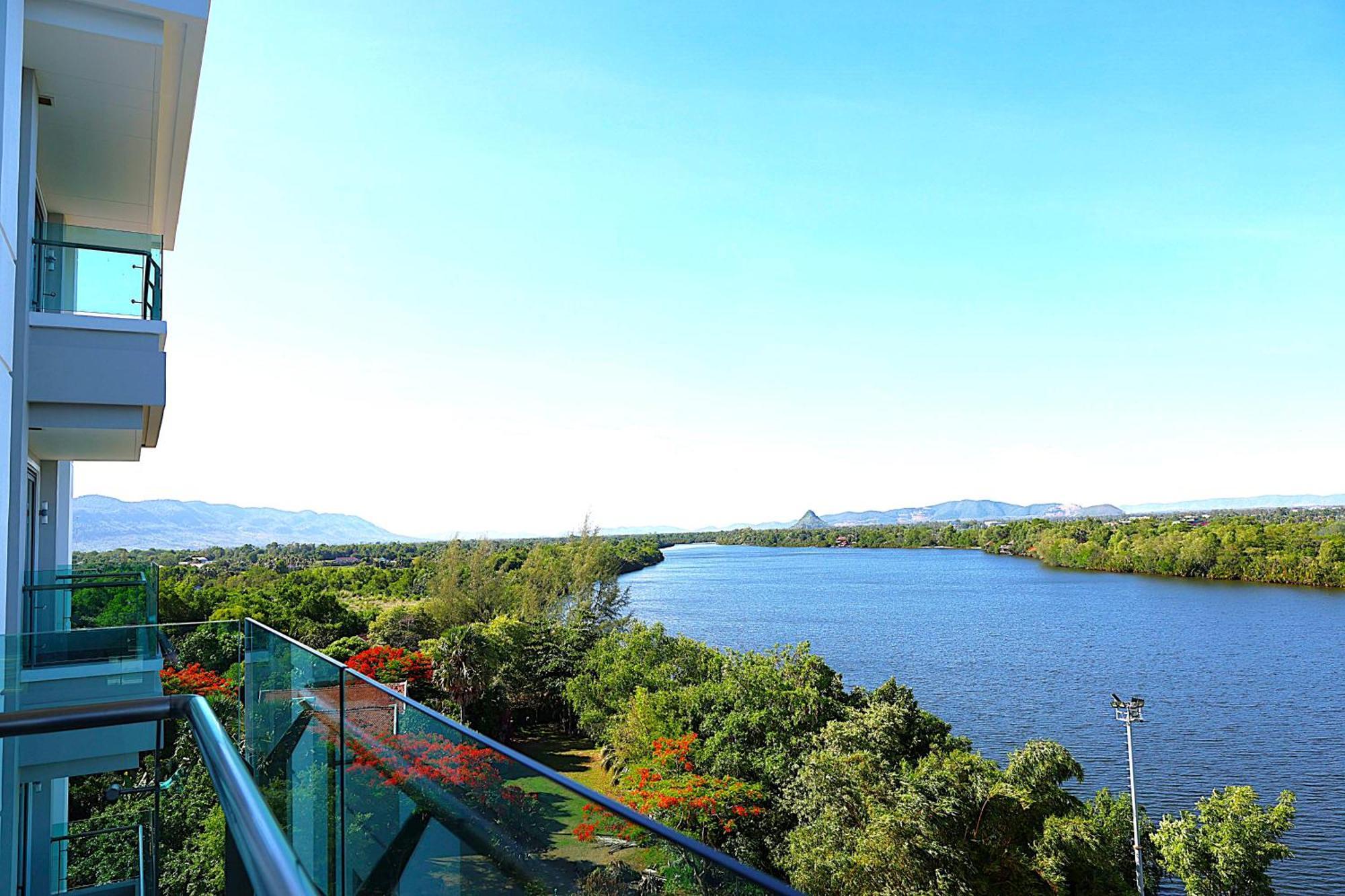 Castle Bayview Resort & Spa Kampot Exterior photo