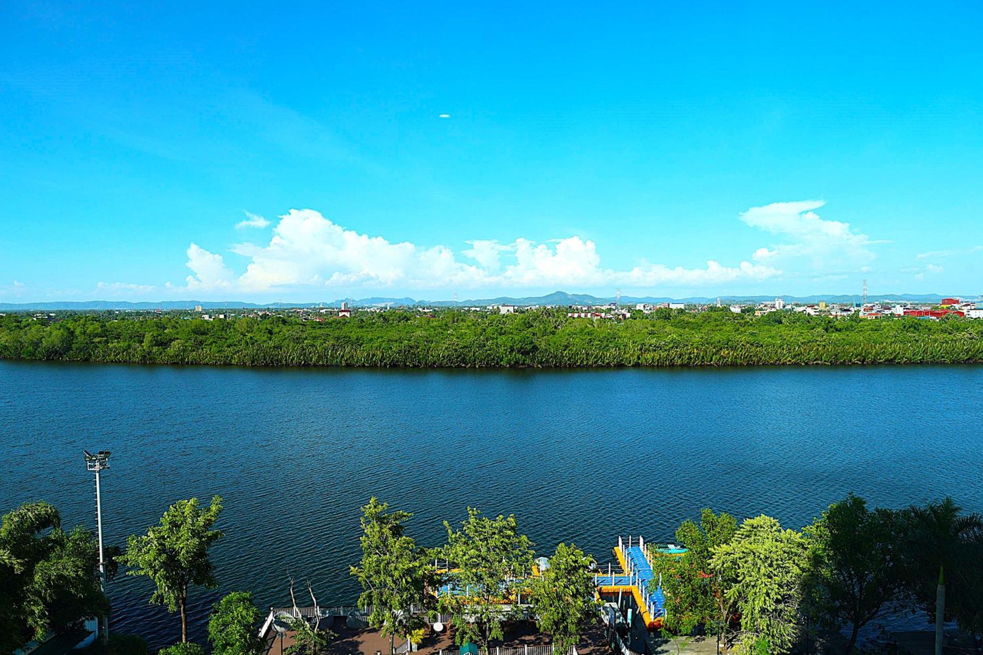 Castle Bayview Resort & Spa Kampot Exterior photo